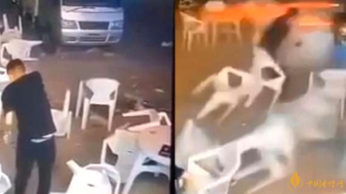 警方通報(bào)小車沖過(guò)夜市撞飛數(shù)人 這一幕太驚險(xiǎn)了！