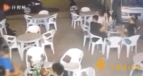 警方通報小車沖過夜市撞飛數(shù)人 這一幕太驚險了！